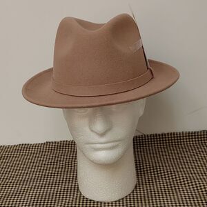 MEN'S MONTIQUE TAN 100% WOOL FELT 2 1/4" BRIM FEDORA HAT. H62